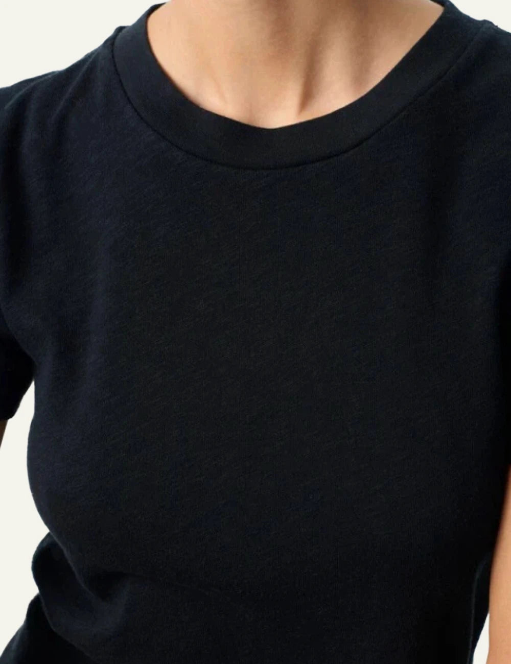 american vintage basic t-shirt black short sleeve crewneck front detail view