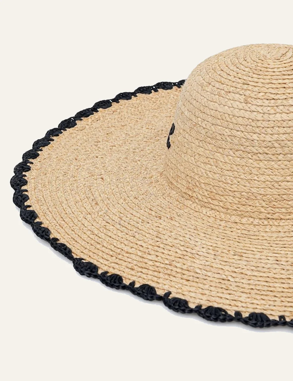 Karl Lagerfeld ψάθινο καπέλο λεπτομέρεια γείσου με μαύρο crochet τελείωμα