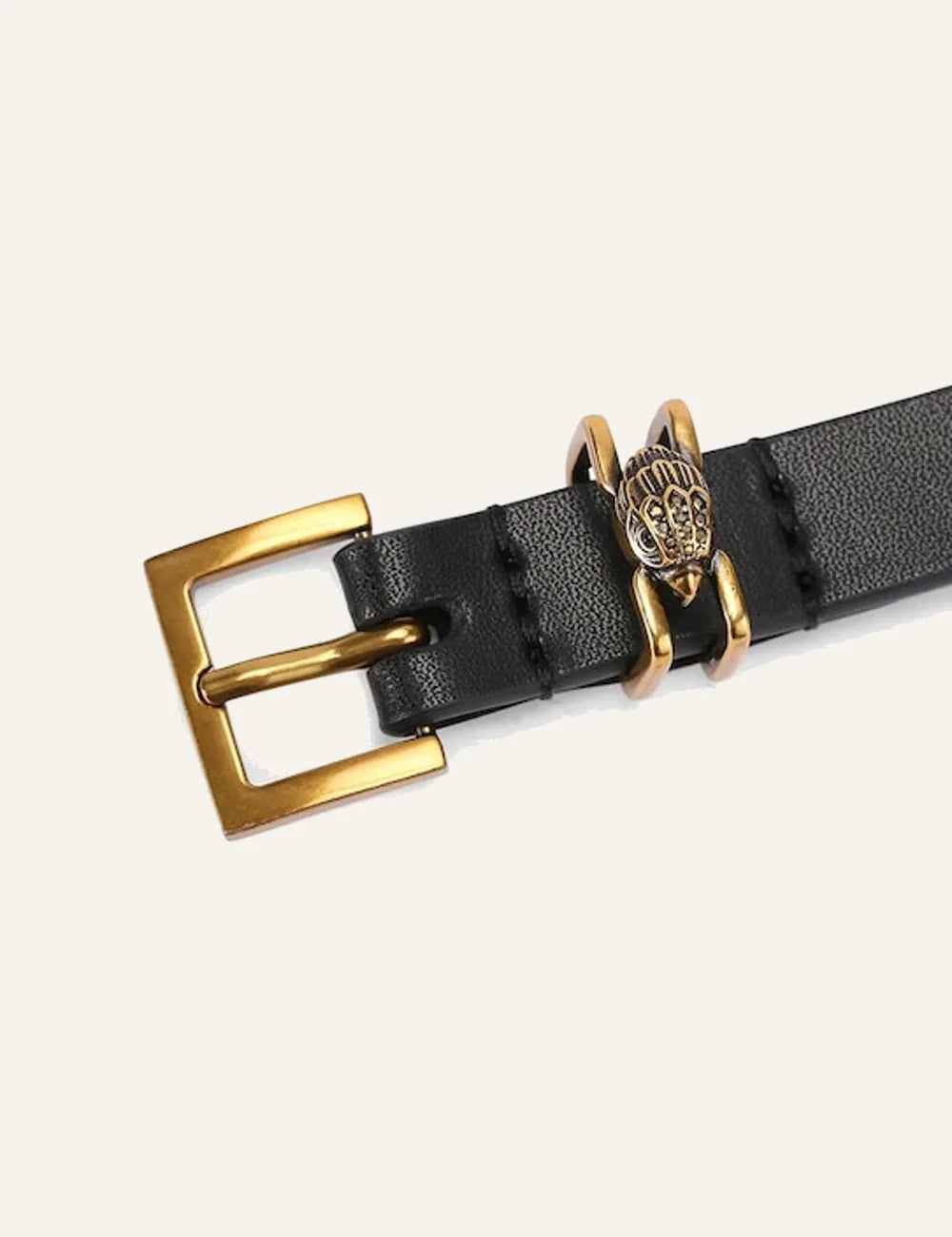 Λεπτομέρεια ζώνης Kurt Geiger London με αντικέ χρυσή αγκράφα και eagle charm