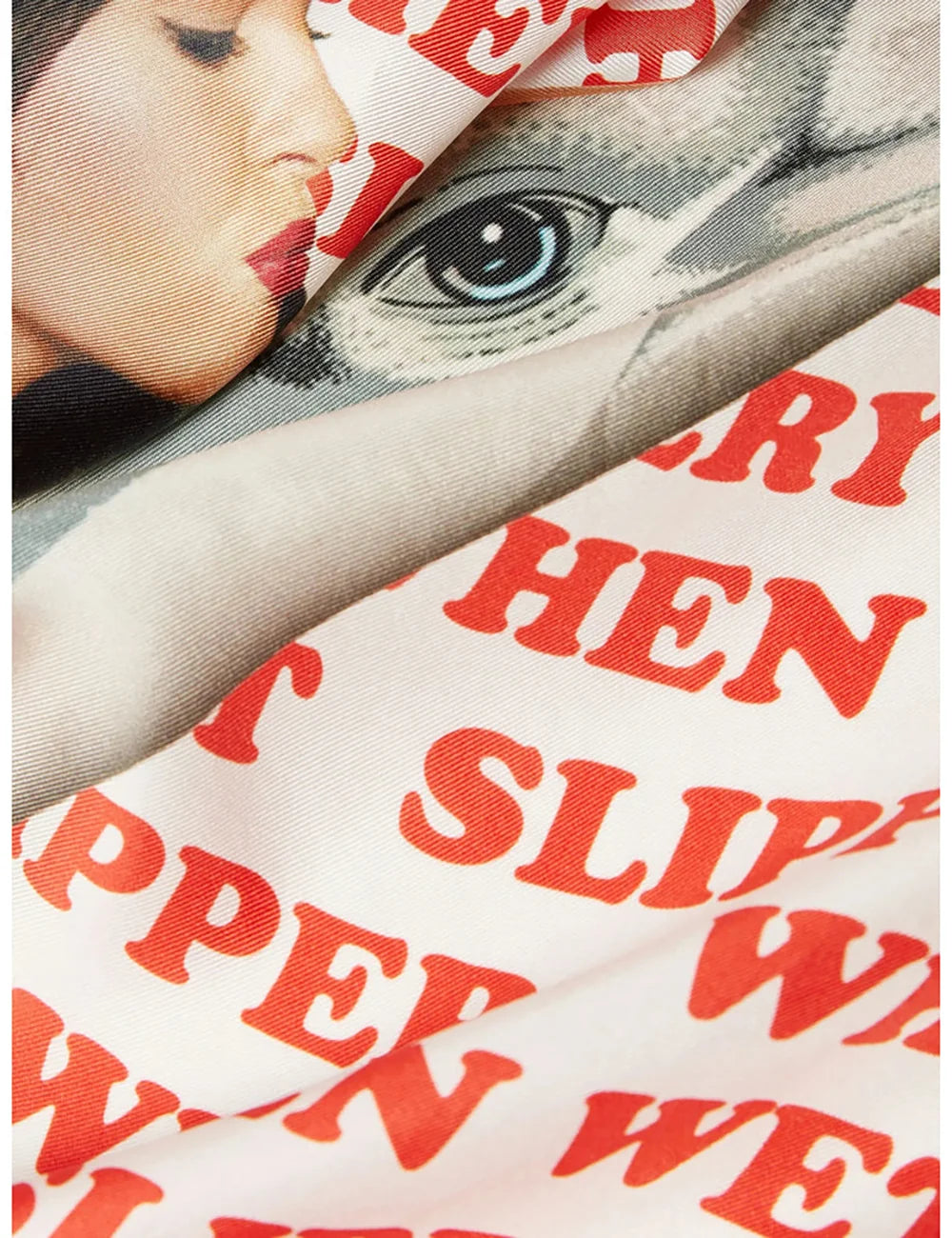  Stella McCartney scarf λεπτομέρεια υφάσματος με red typography και retro illustration