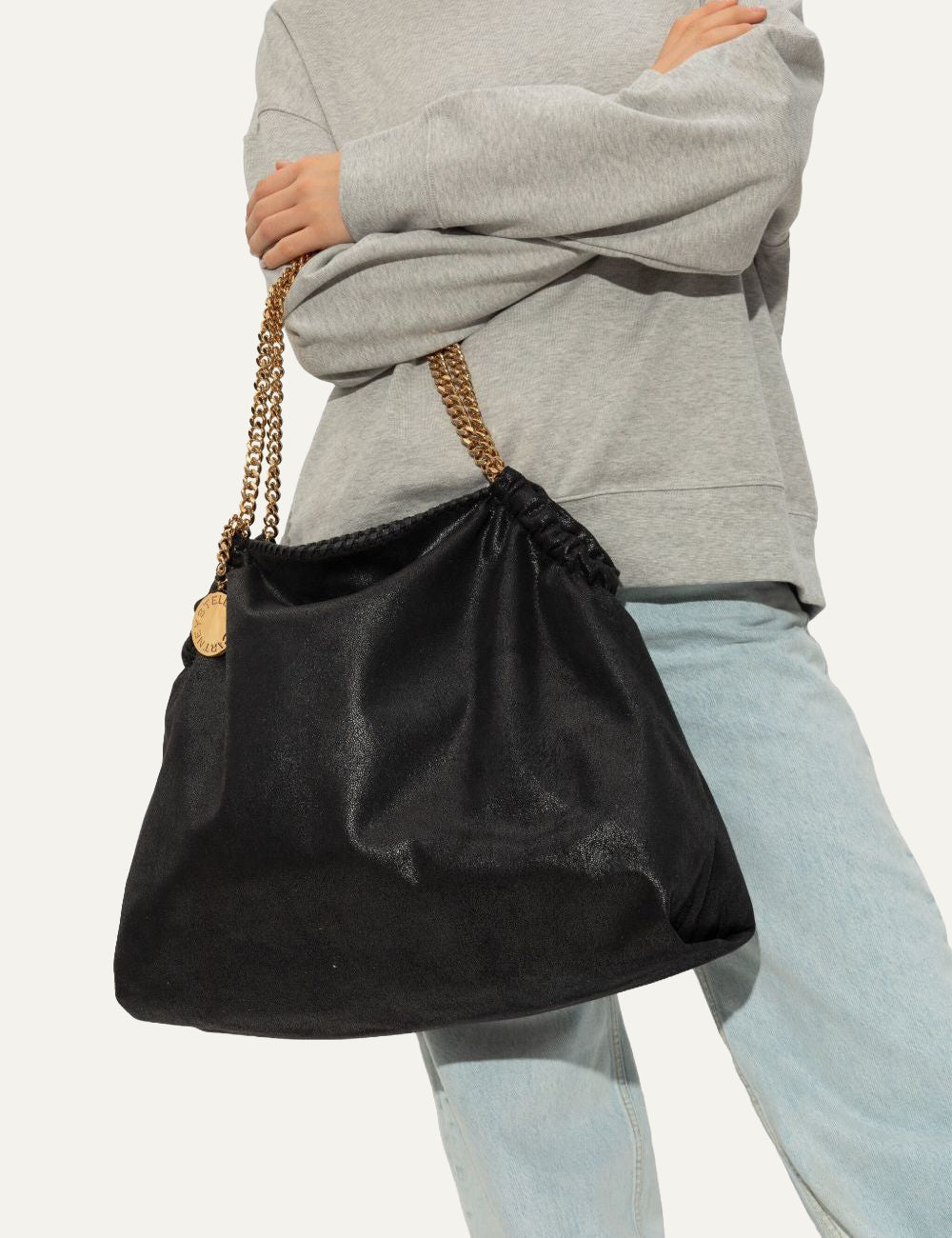 Stella McCartney Falabella bag worn on body shoulder style με gold chain strap