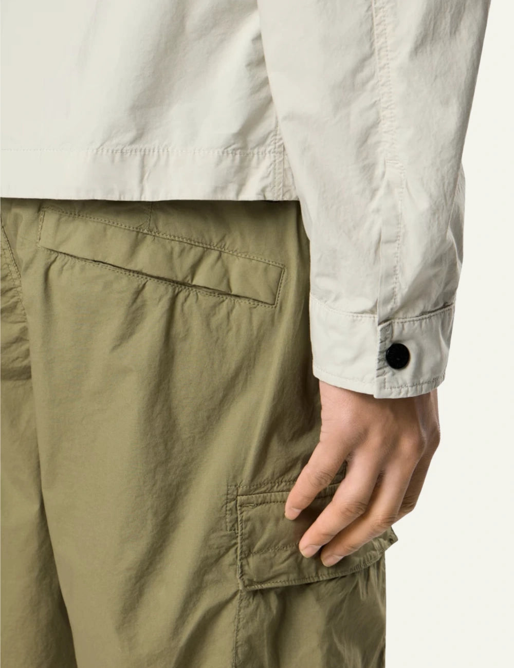 Stone Island L100020 cargo bermuda military green side pocket detail
