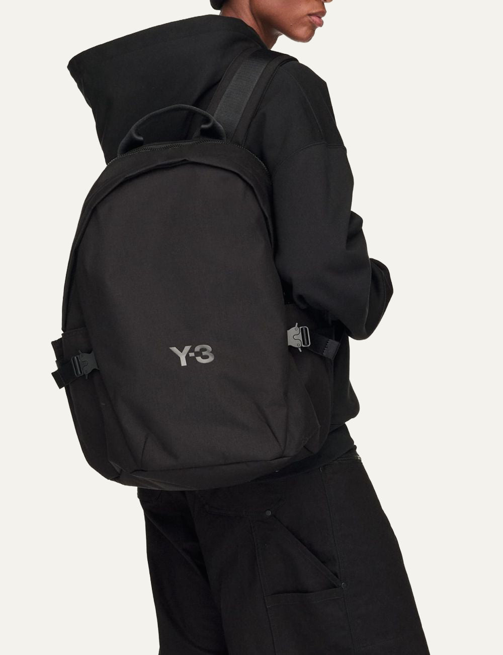 Y-3 backpack worn look σε μοντέλο street style