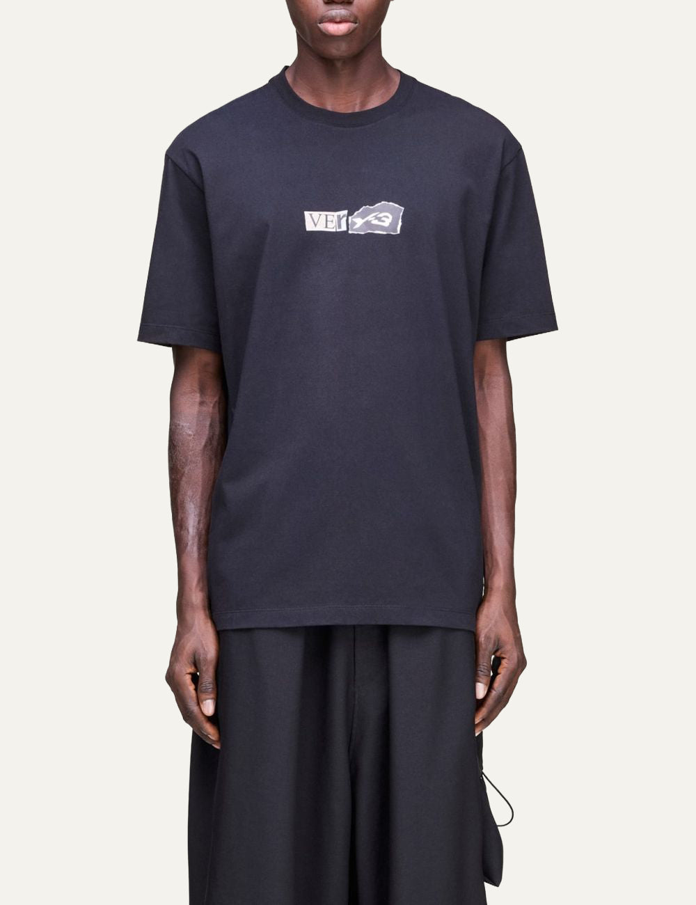 Y-3 graphic t-shirt worn look σε μοντέλο front