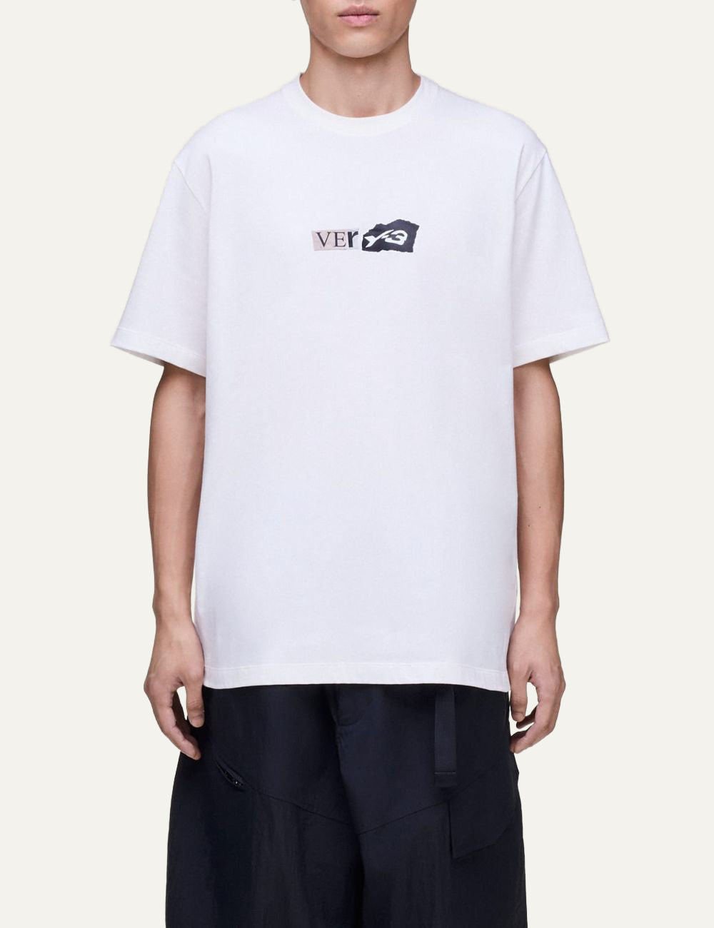 Y-3 white t-shirt worn look σε μοντέλο front