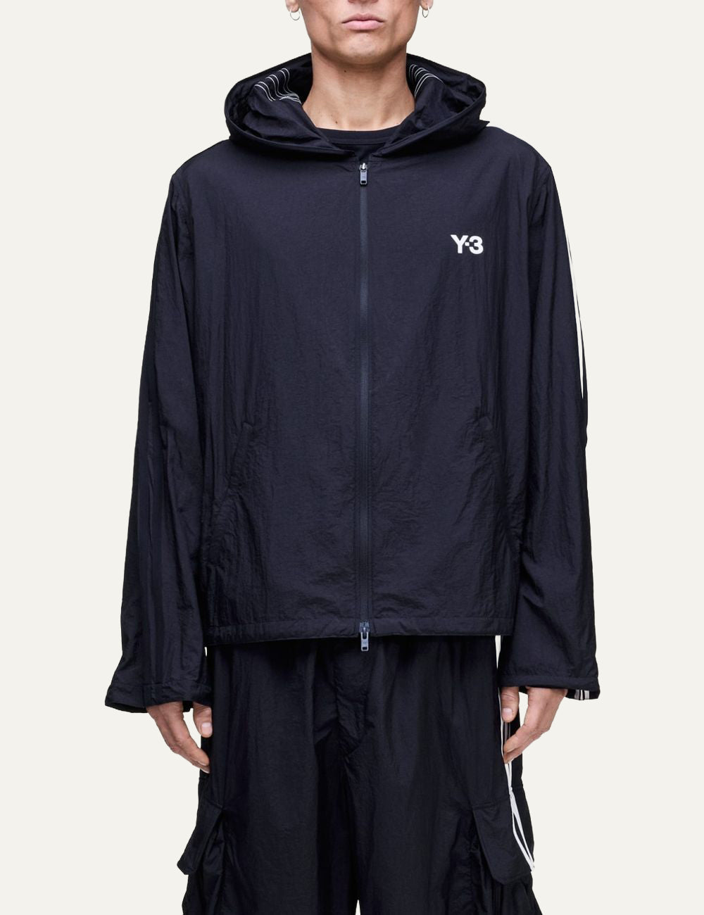 Y-3 nylon jacket worn look σε μοντέλο street style