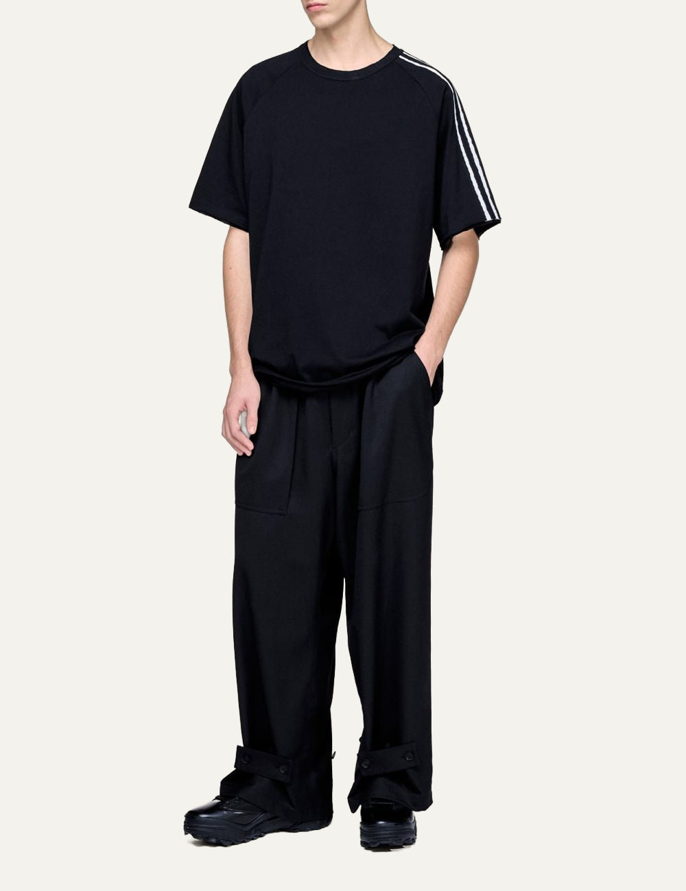 Y-3 t-shirt worn look σε μοντέλο full body