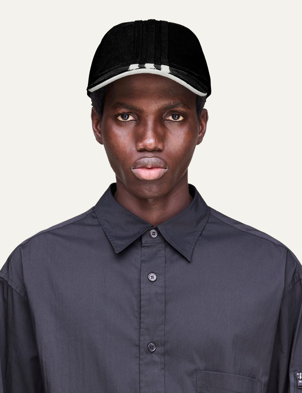 Y-3 Stripes Cap worn look σε μοντέλο street style