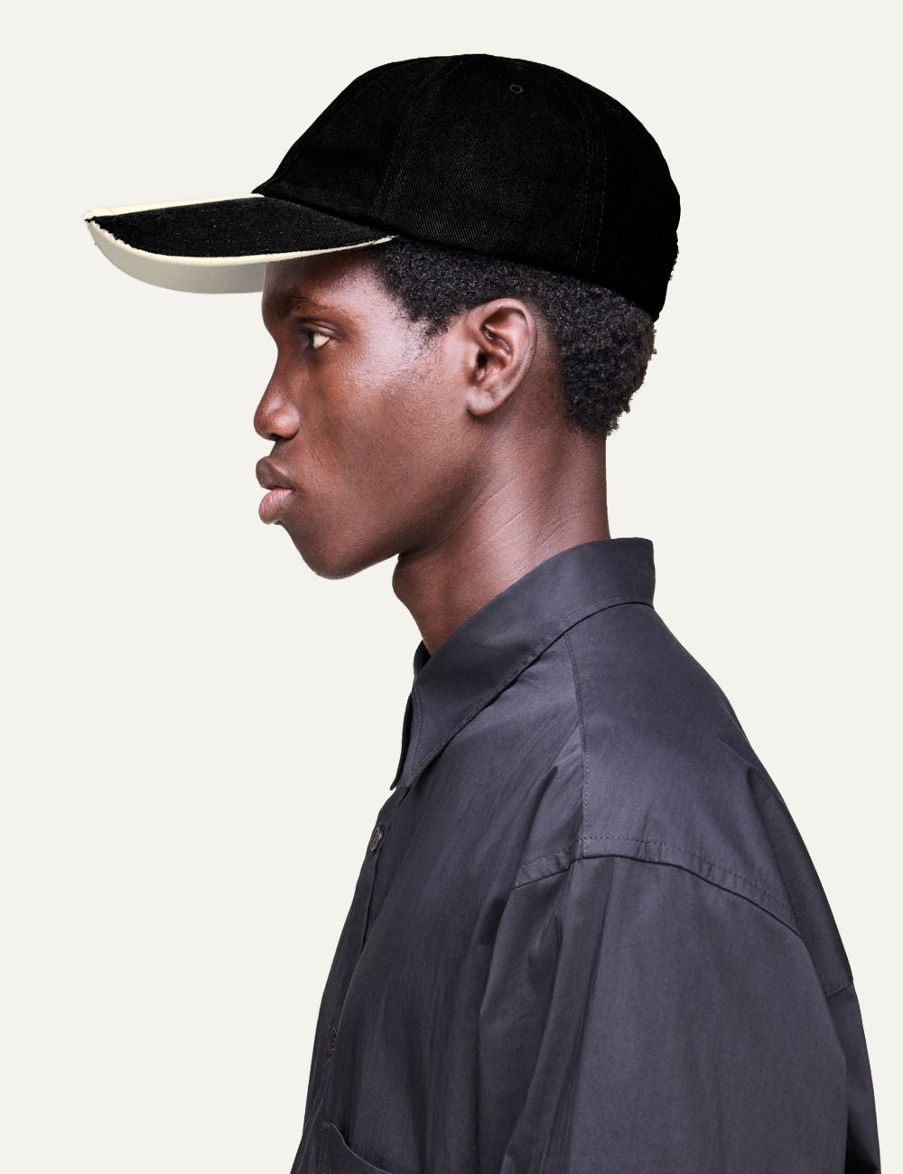 Y-3 cap detail με distressed γείσο και contrast 3-Stripes side view on model