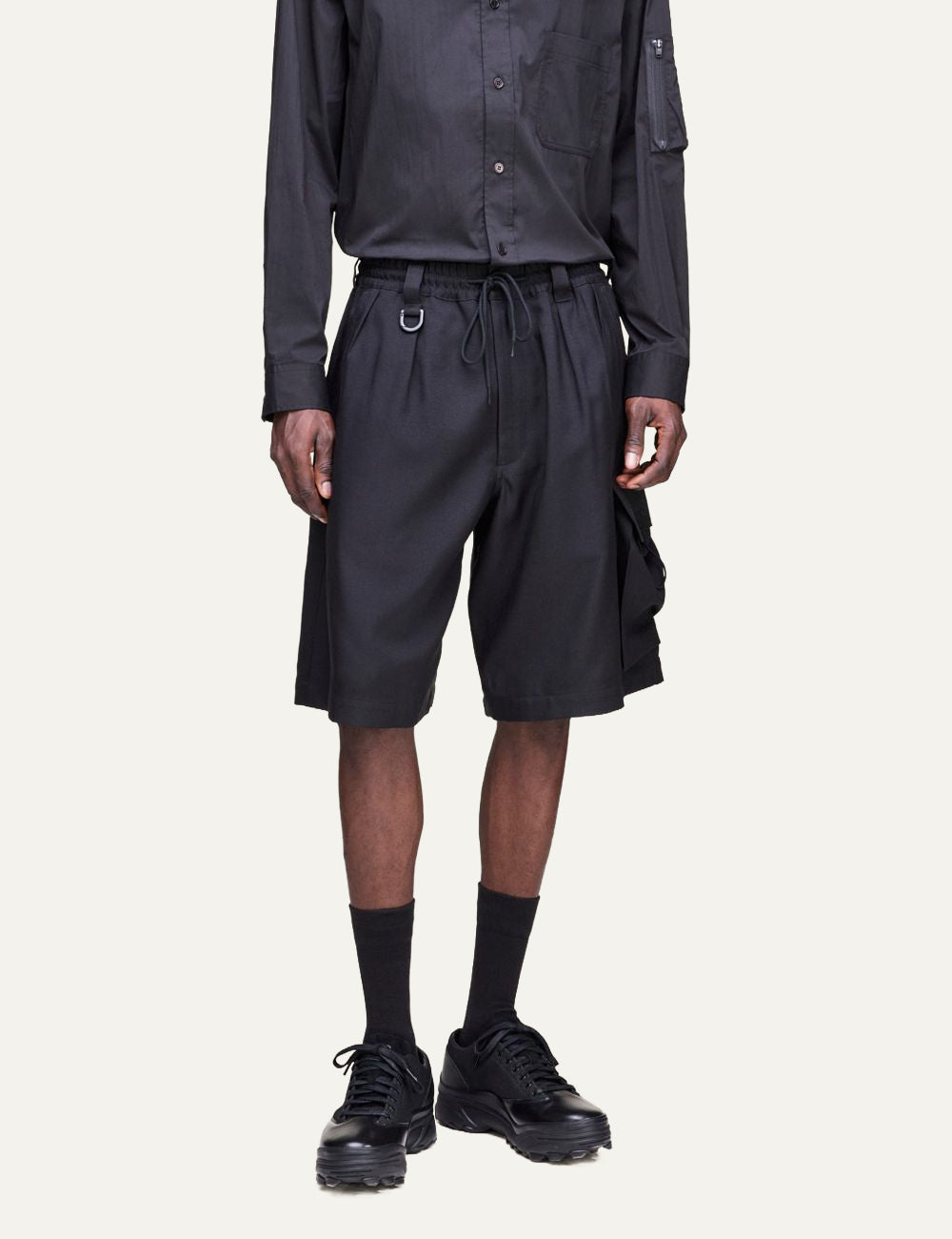 Y-3 cargo shorts worn look σε μοντέλο street style