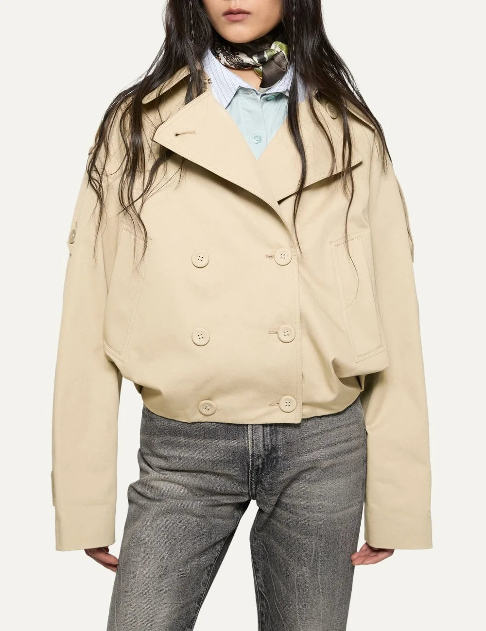 Acne Studios women's beige cropped cotton twill trench coat with oversized lapels, double-breasted button closure, shoulder epaulettes, relaxed fit and gathered balloon hem model