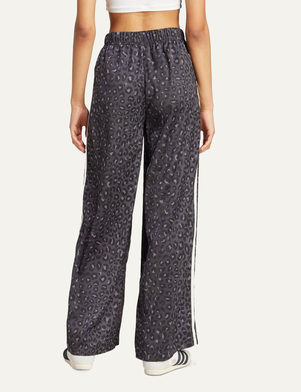 Πίσω όψη adidas wide leg παντελόνι με elastic waist και animal print