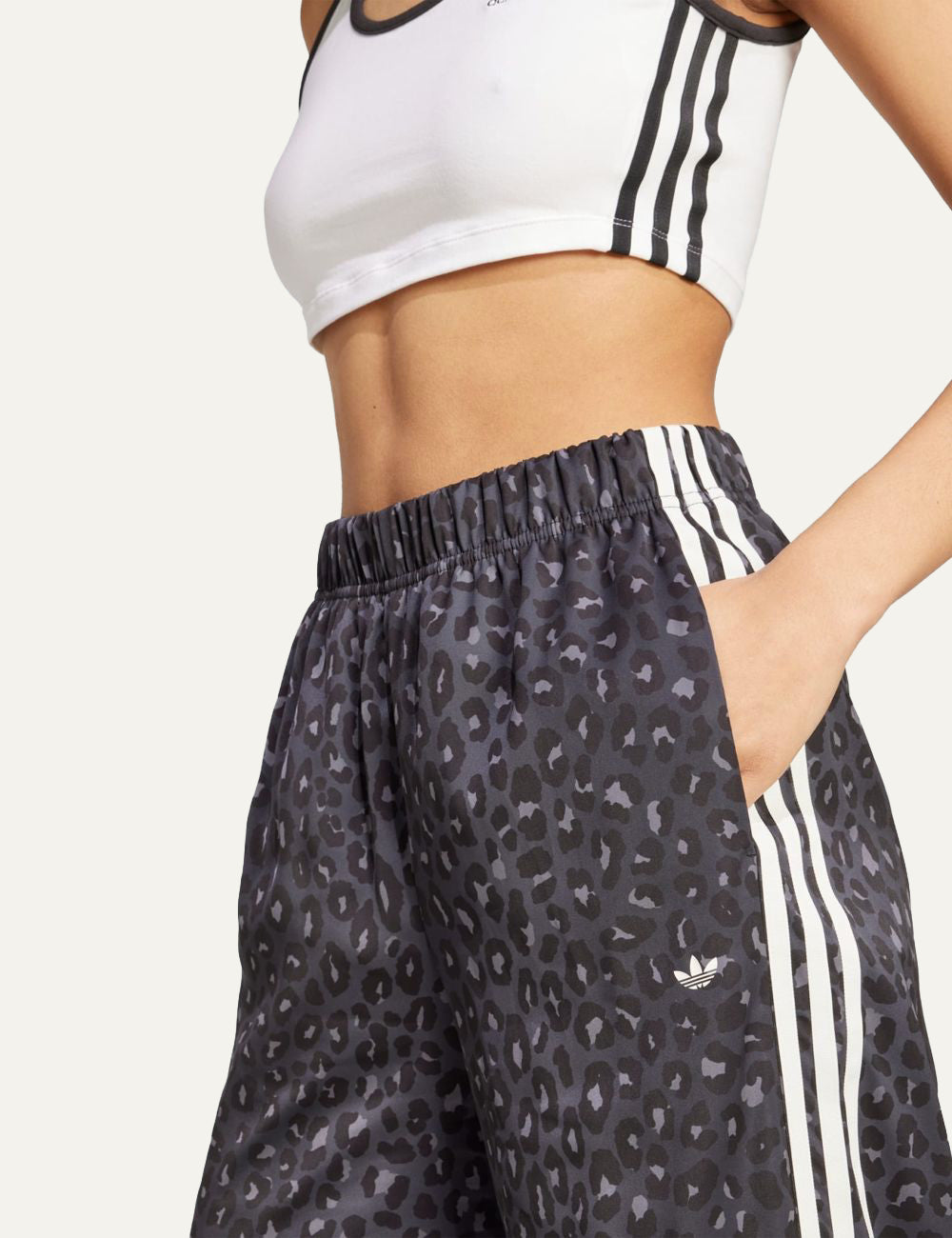 Λεπτομέρεια adidas Originals παντελόνι με signature 3-Stripes στο πλάι