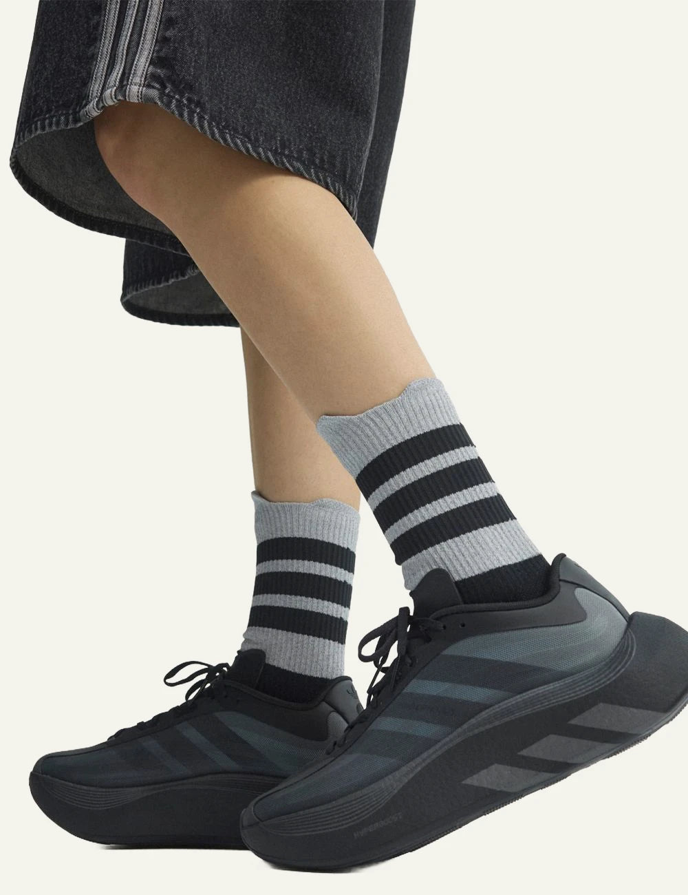 Men's adidas Originals Hyperboost EPHR LT sneakers in black and dark grey model