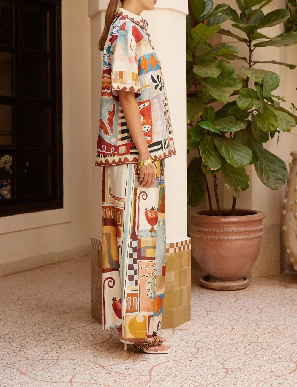 Side view ALEMÁIS Michelle silk jogger pants, relaxed silhouette