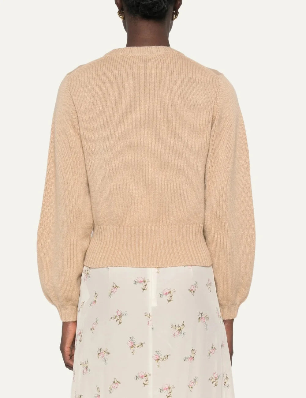 Allude women's light beige cropped knit sweater with crew neck, long slightly puffed sleeves and ribbed trims.