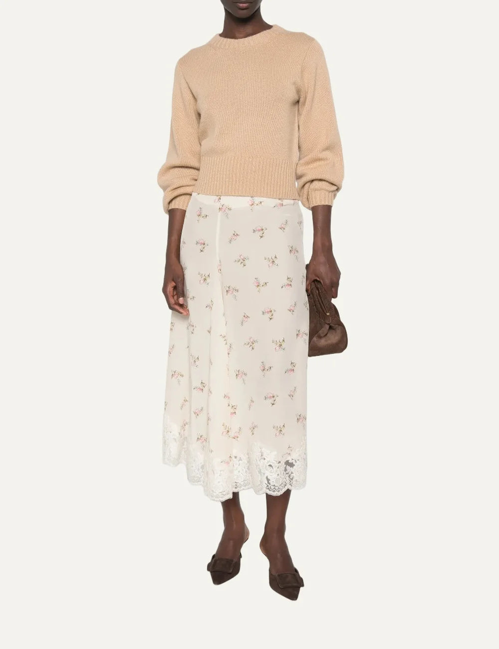 Allude women's light beige cropped knit sweater with crew neck, long slightly puffed sleeves and ribbed trims full body