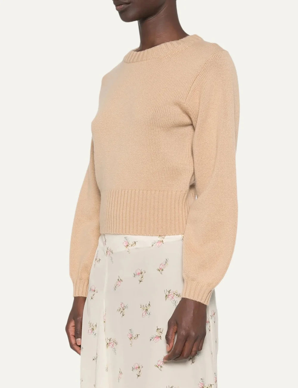 Allude women's light beige cropped knit sweater with crew neck, long slightly puffed sleeves and ribbed trims side