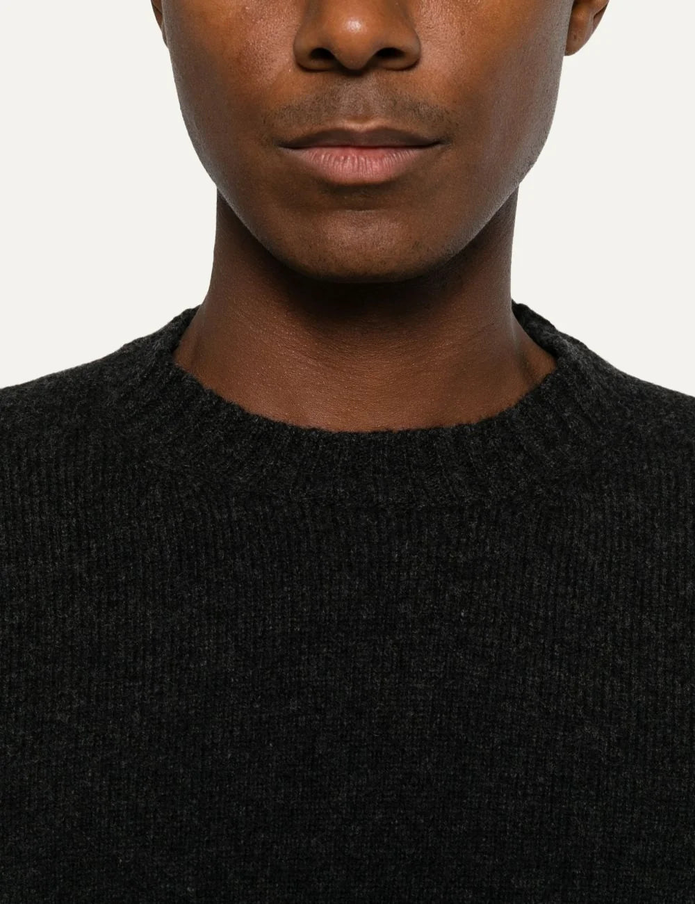 Men's Amaranto charcoal grey wool and cashmere knitted crew neck sweater with ribbed cuffs and hem, crew neck details