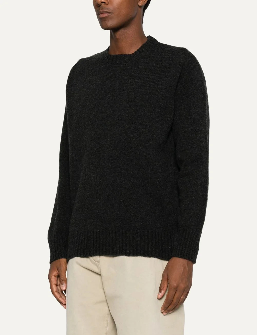 Men's Amaranto charcoal grey wool and cashmere knitted crew neck sweater with ribbed cuffs and hem, side view