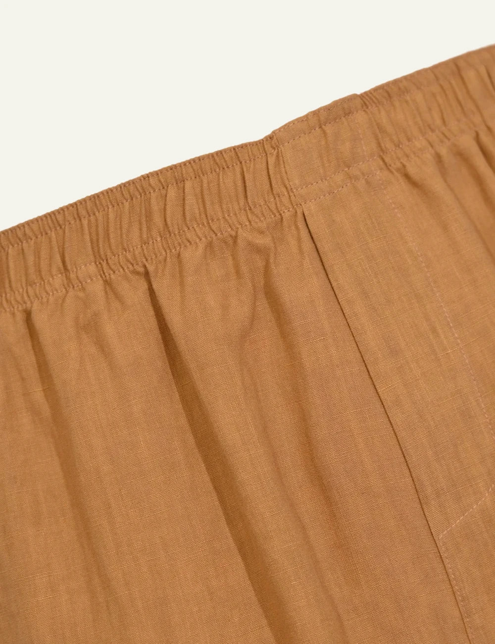 Amaranto camel linen shorts front detail view