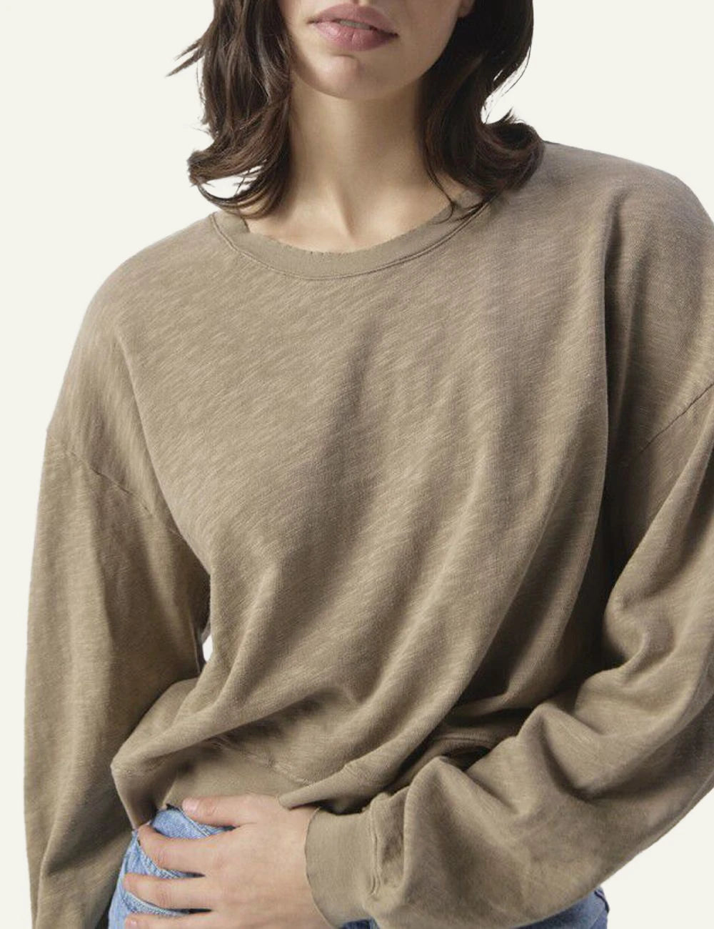 American Vintage cropped sweatshirt beige long sleeve front model view