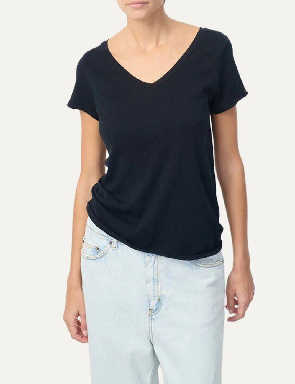 American Vintage women's black cotton V-neck t-shirt model