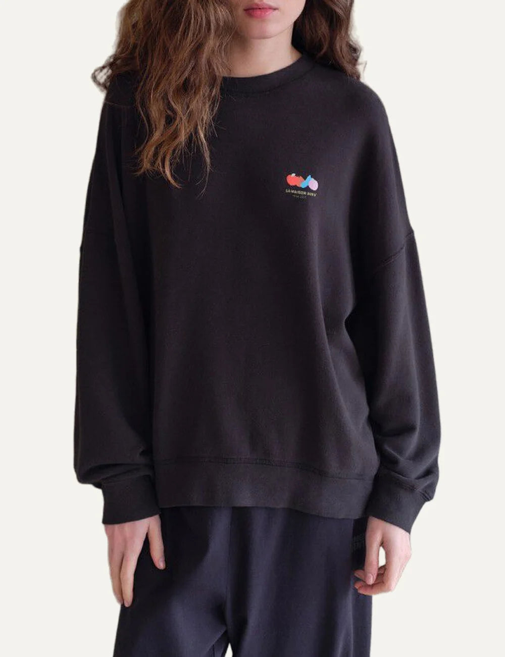 American Vintage women's black oversized sweatshirt model