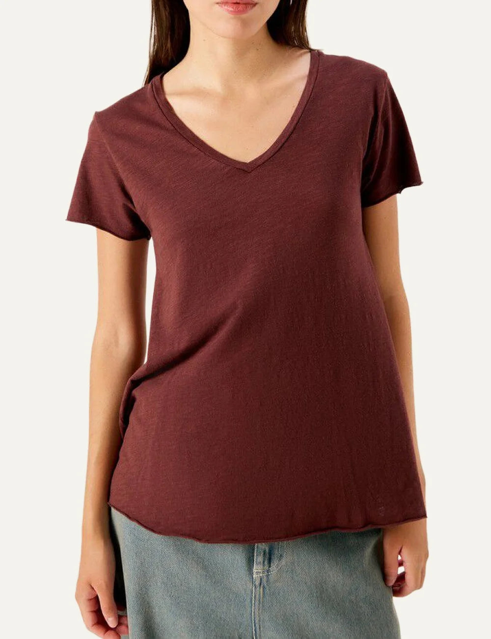 American Vintage women's burgundy short sleeve V-neck top model