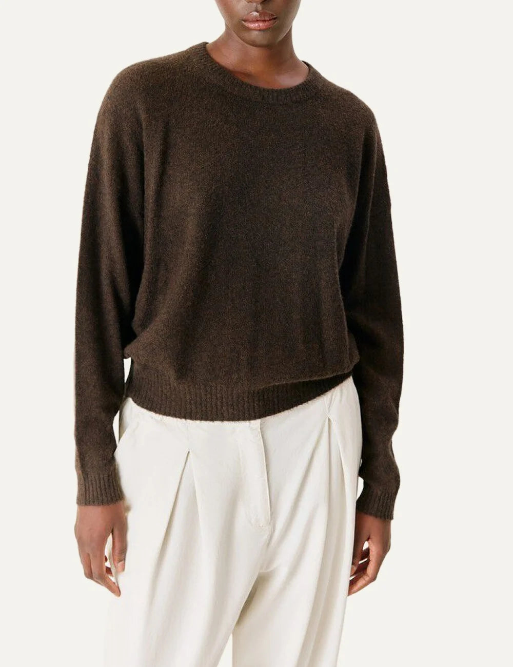 American Vintage women's dark brown melange soft knit sweater with round neck and bubble sleeves model