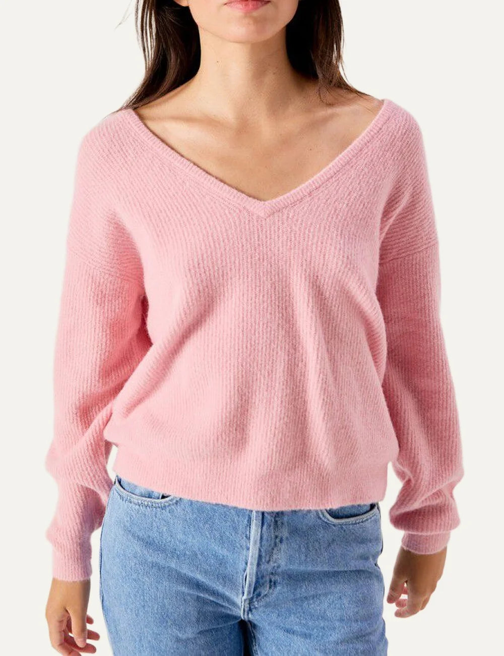 American Vintage women's pink knit sweater with V-neck and long sleeves model