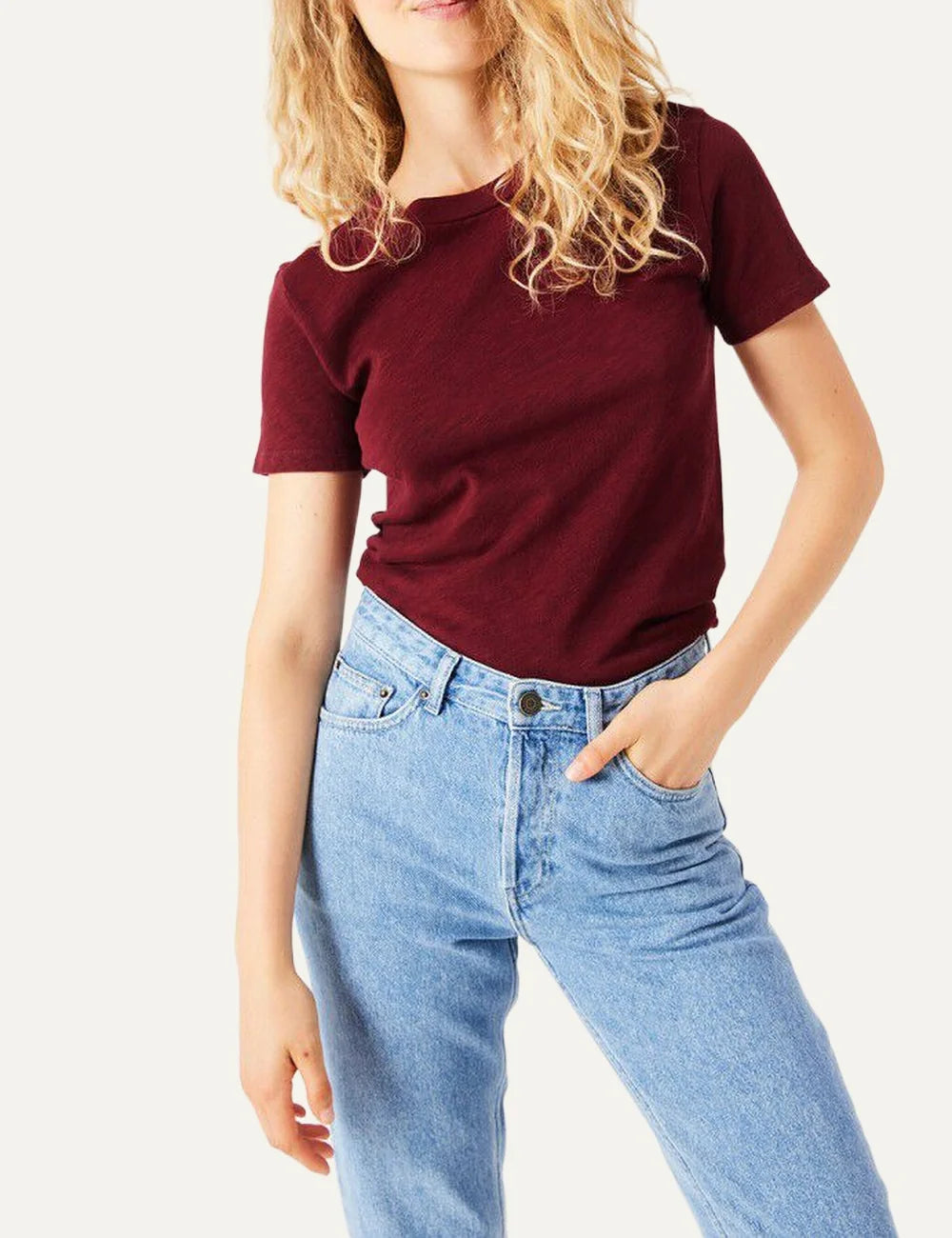 American Vintage women's vintage cherry cotton T-shirt with short sleeves model
