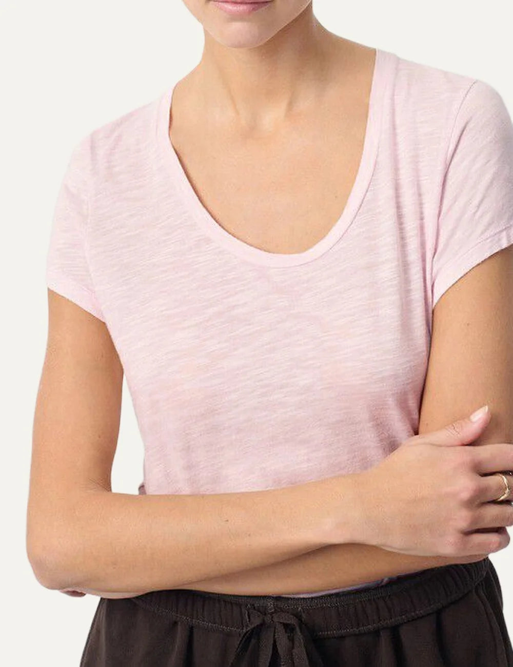 American Vintage women's vintage light pink cotton blend short sleeve U-neck T-shirt model