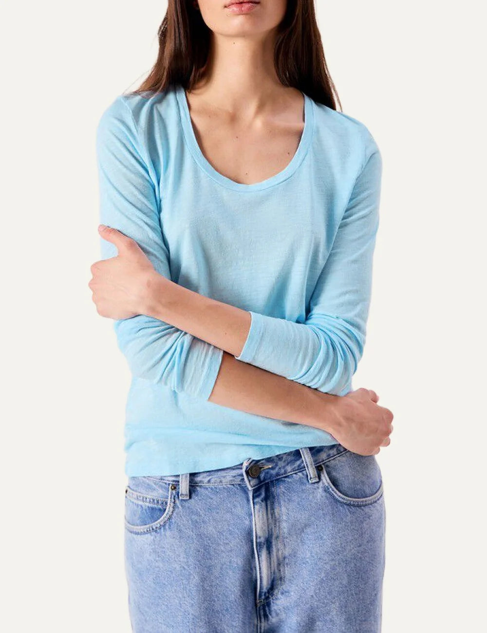  American Vintage women's vintage sky blue cotton blend long sleeve U-neck T-shirt model