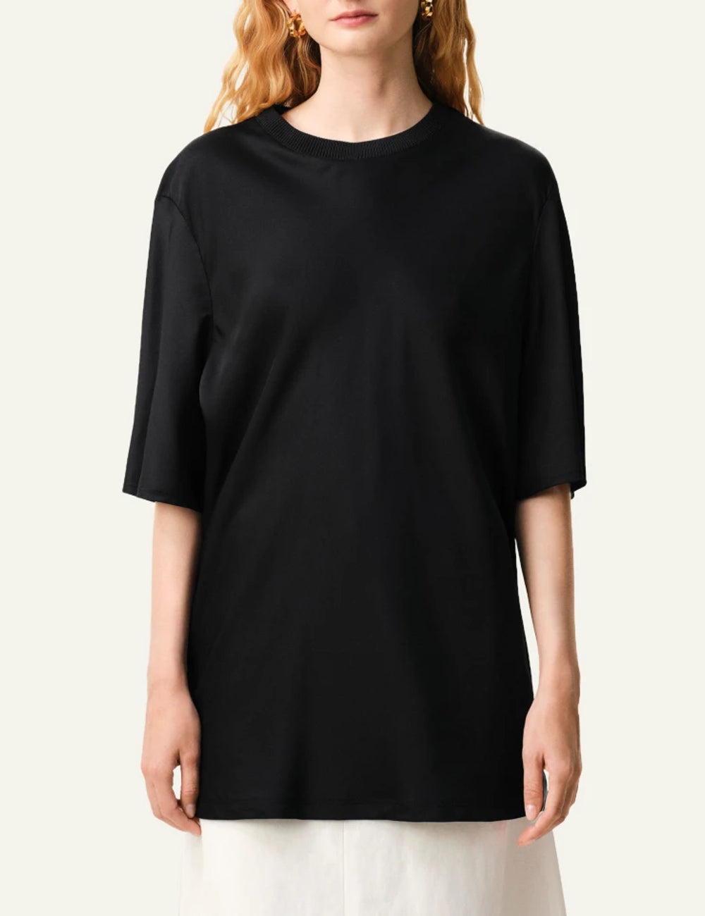 Ami Paris t-shirt black satin oversized short sleeve rib neckline front model