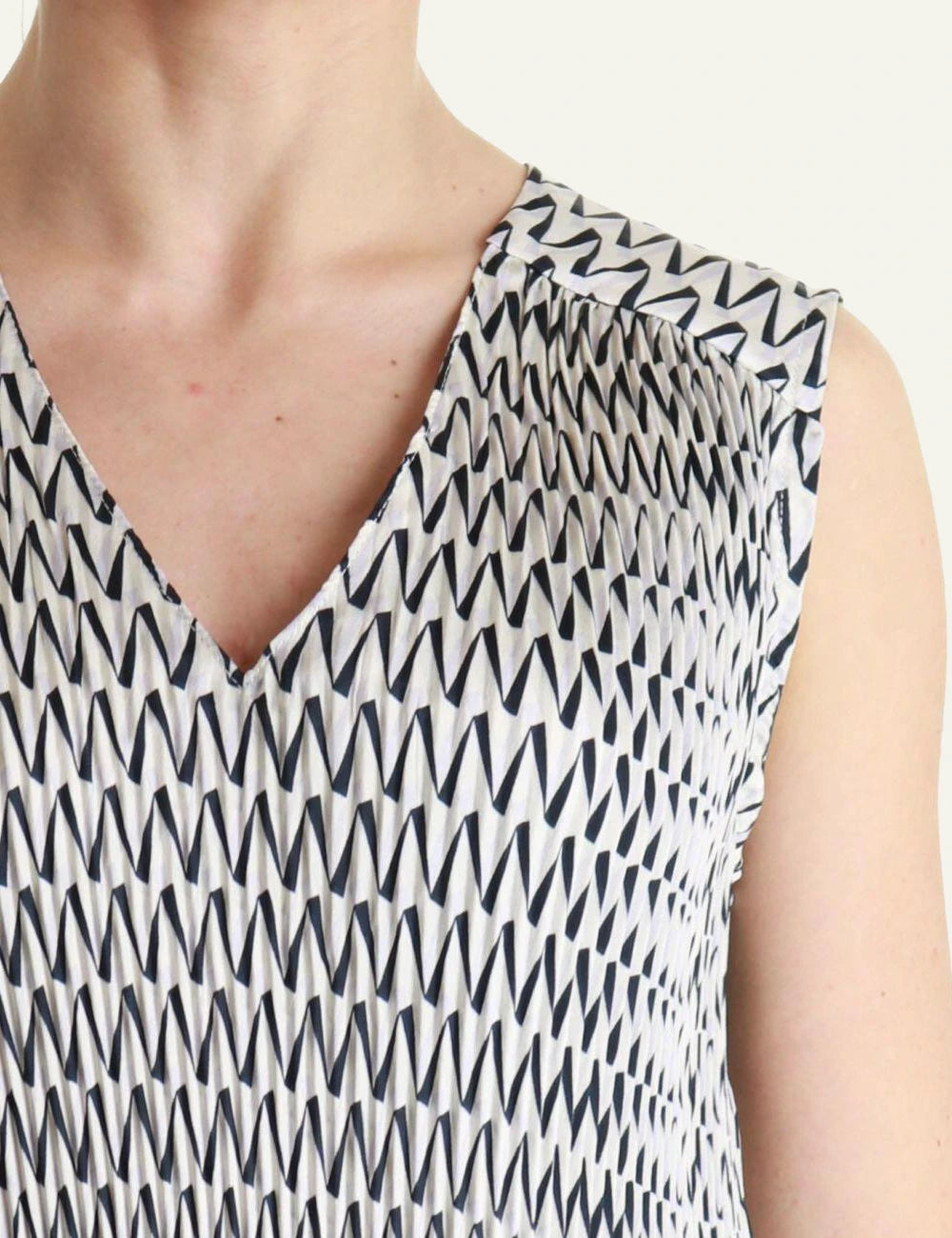 Anonyme sleeveless top black white pattern V neck relaxed fit front detail view