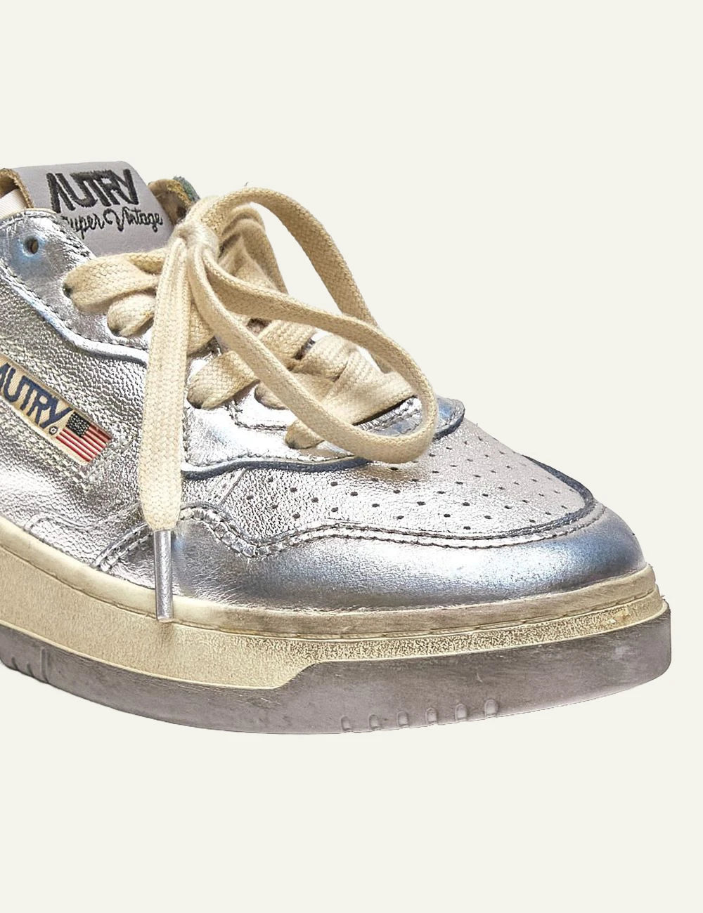 Autry low sneaker metallic silver leather detail view
