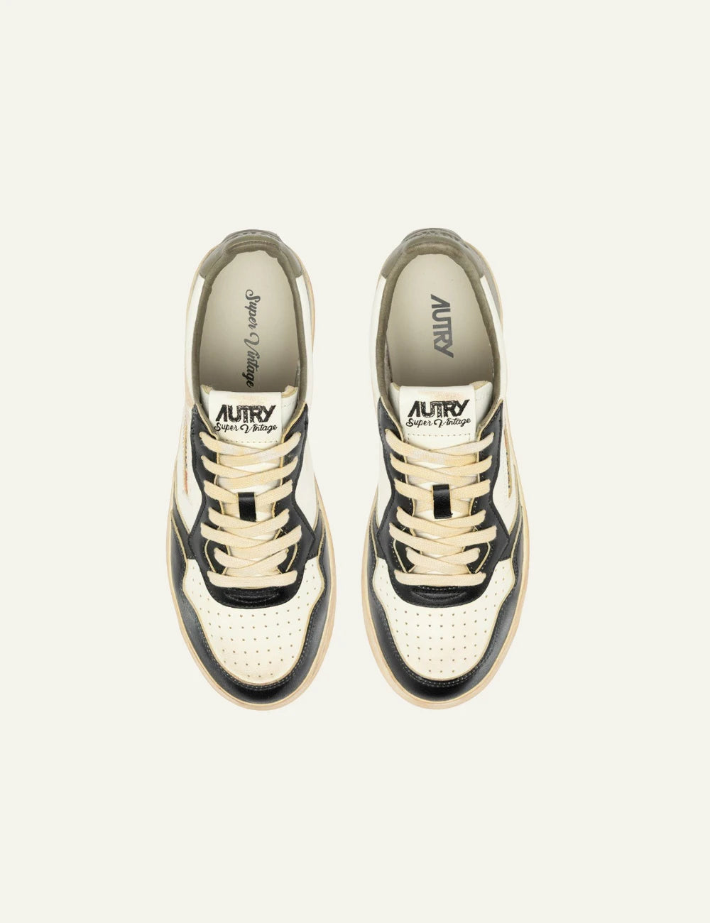 Autry Medalist low sneaker white black green vintage effect top pair view
