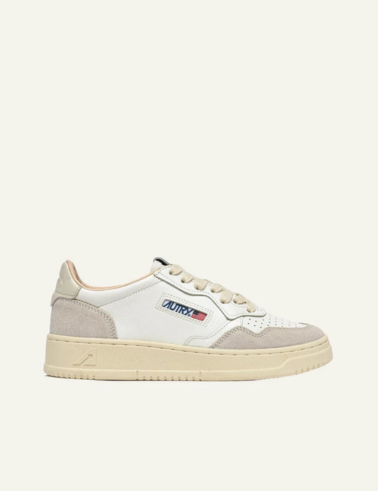 Autry Medalist low sneaker white leather suede beige details side view