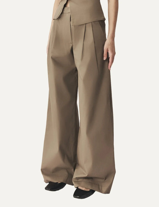 AYME Milano women brown cotton gabardine wide leg trousers with front pleats front view close up