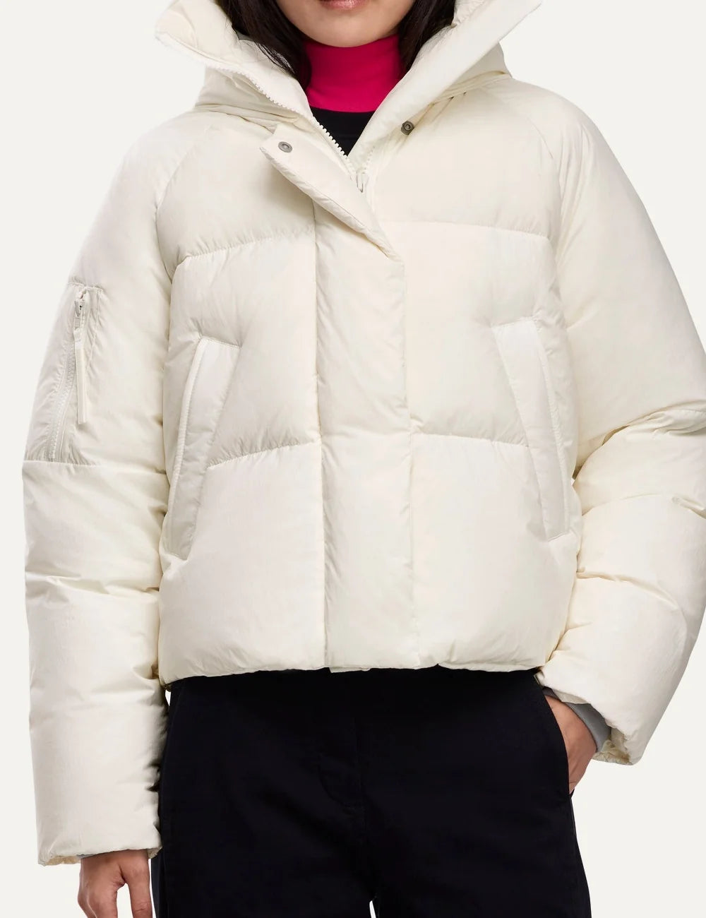 Canada Goose women's Chilliwack Puffer off-white cropped down jacket with adjustable snorkel hood, quilted design and zippered pocket