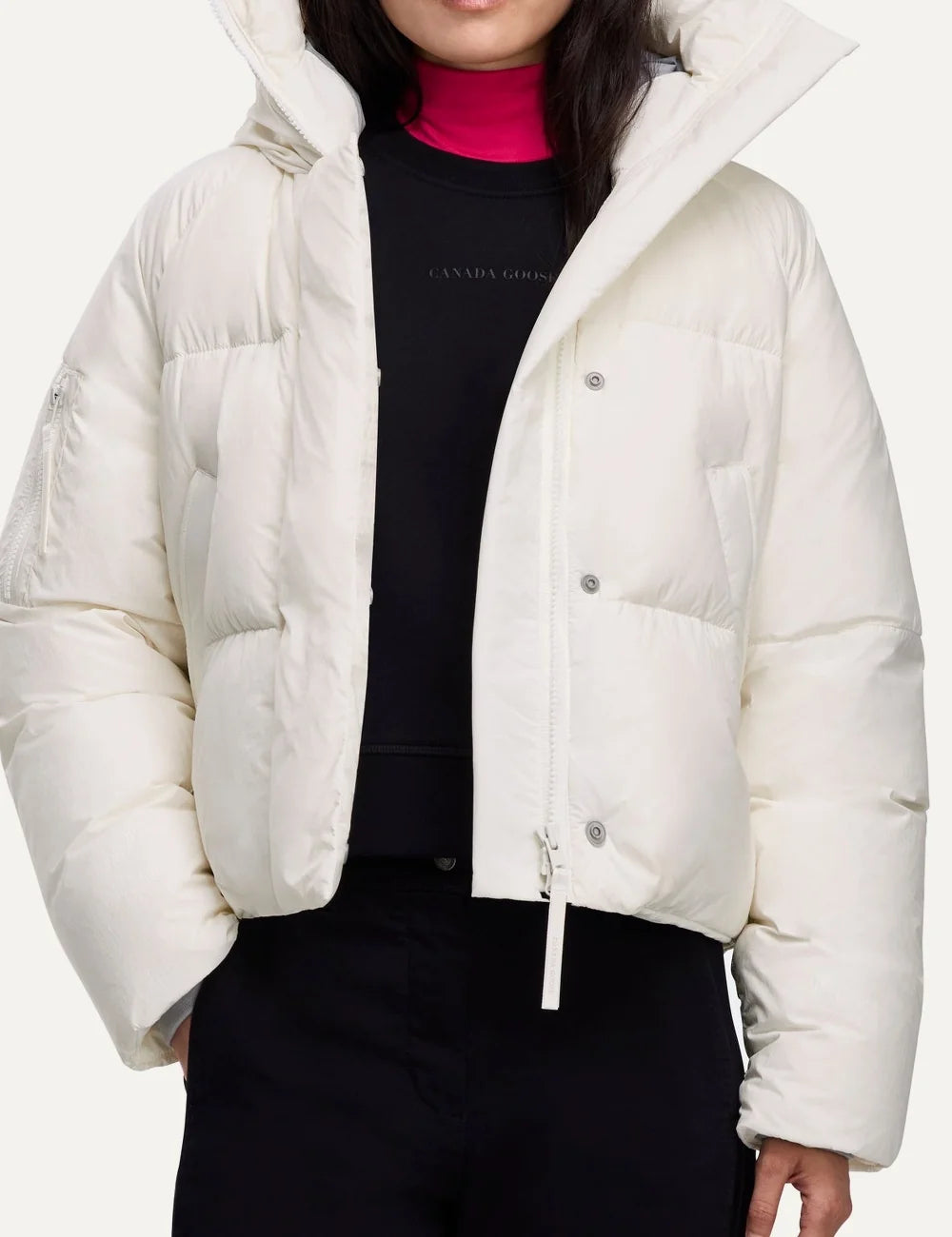 Canada Goose women's Chilliwack Puffer off-white cropped down jacket with adjustable snorkel hood, quilted design and zippered pocket model