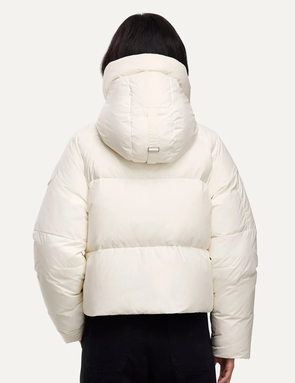 Canada Goose women's Chilliwack Puffer off-white cropped down jacket with adjustable snorkel hood, quilted design and zippered pocket back