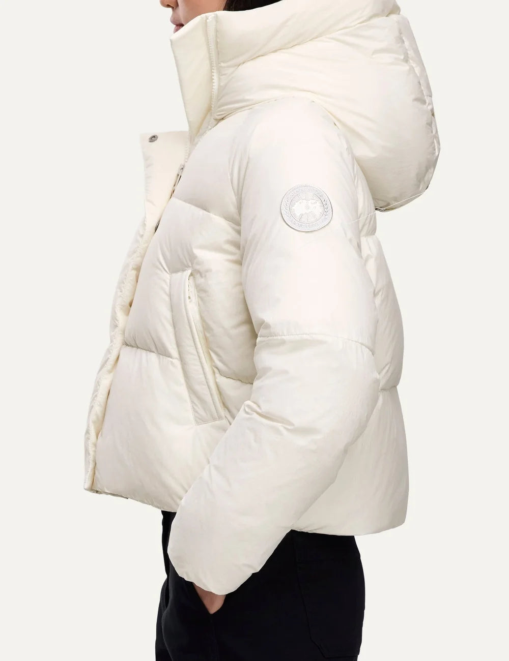 Canada Goose women's Chilliwack Puffer off-white cropped down jacket with adjustable snorkel hood, quilted design and zippered pocket side