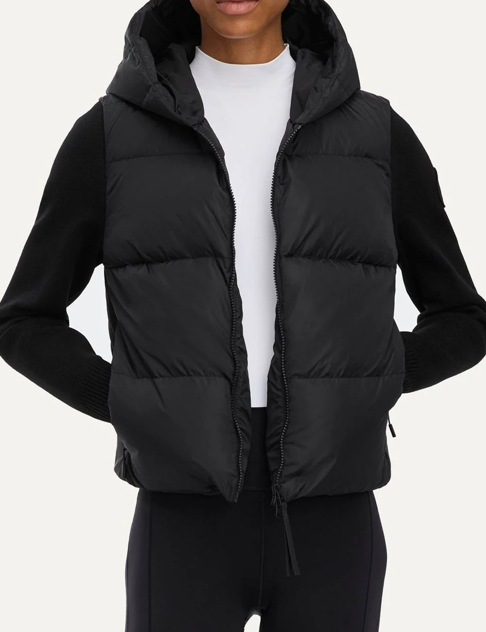 Canada Goose women's HyBridge Wide Quilt Knit Hoodie black down-filled quilted jacket with merino wool sleeves, fixed hood and two-way zipper model