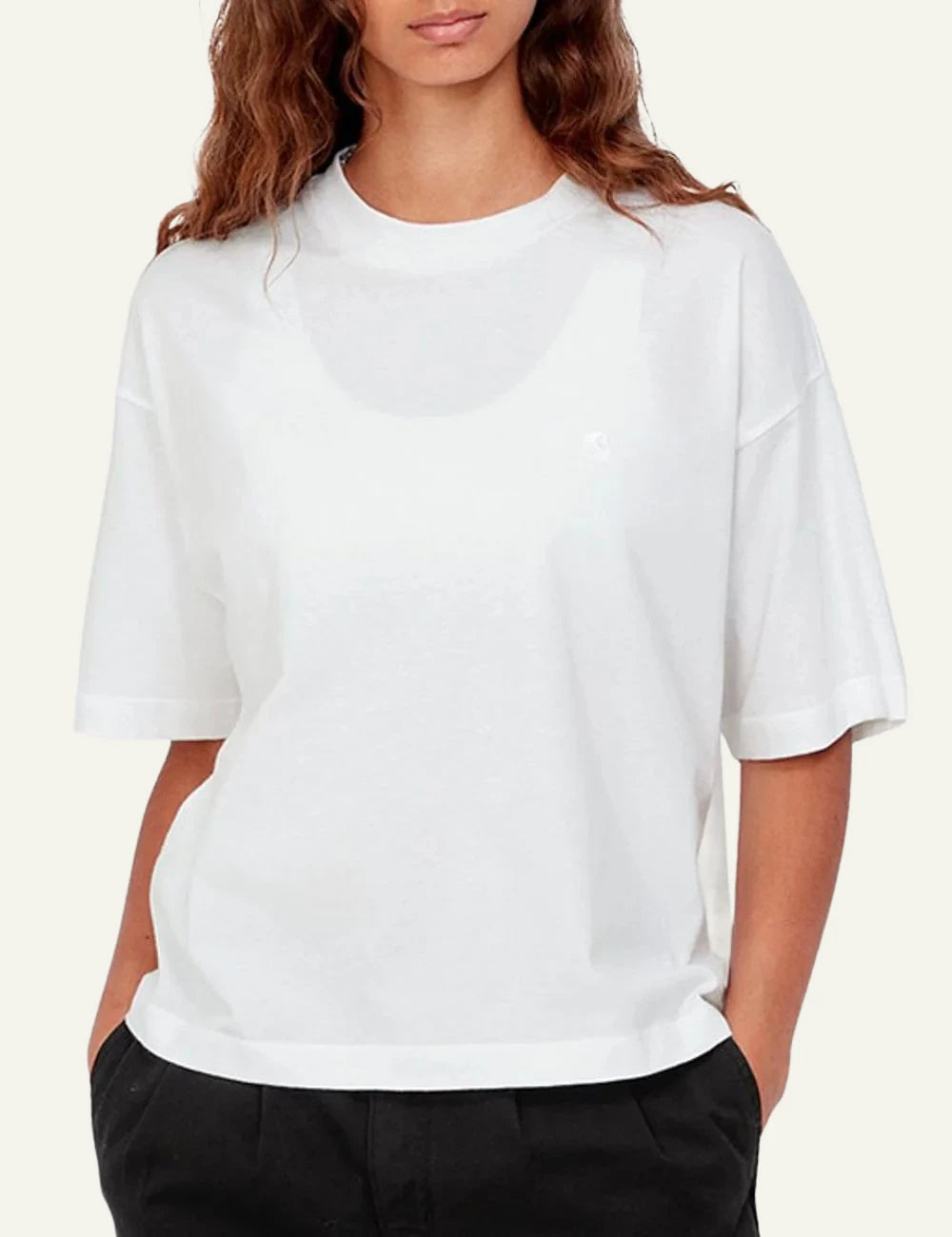 Carhartt WIP Chester t-shirt se white me kentimeno logo sto stithos front