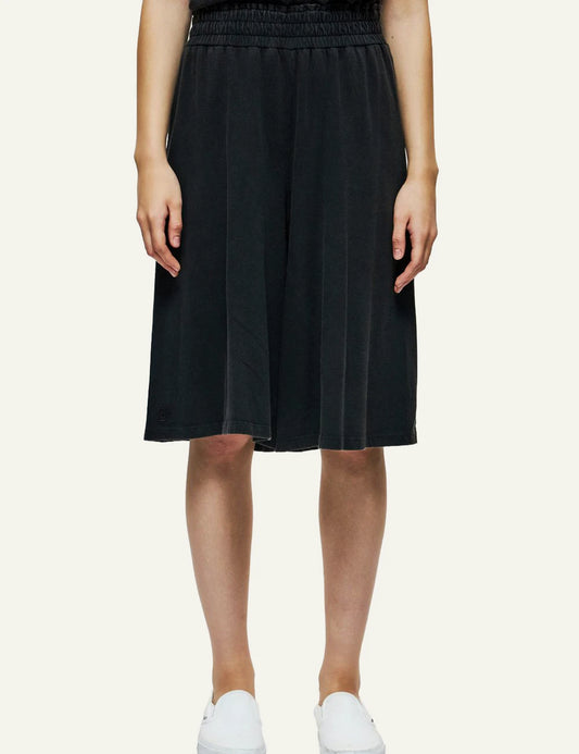 Dirty Laundry bermuda shorts black front model view