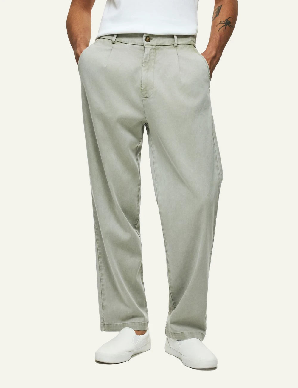 Dirty Laundry pleated pant vintage greige front detail look