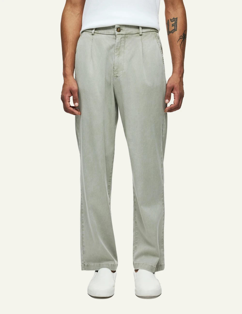 Dirty Laundry pleated pant vintage greige front look