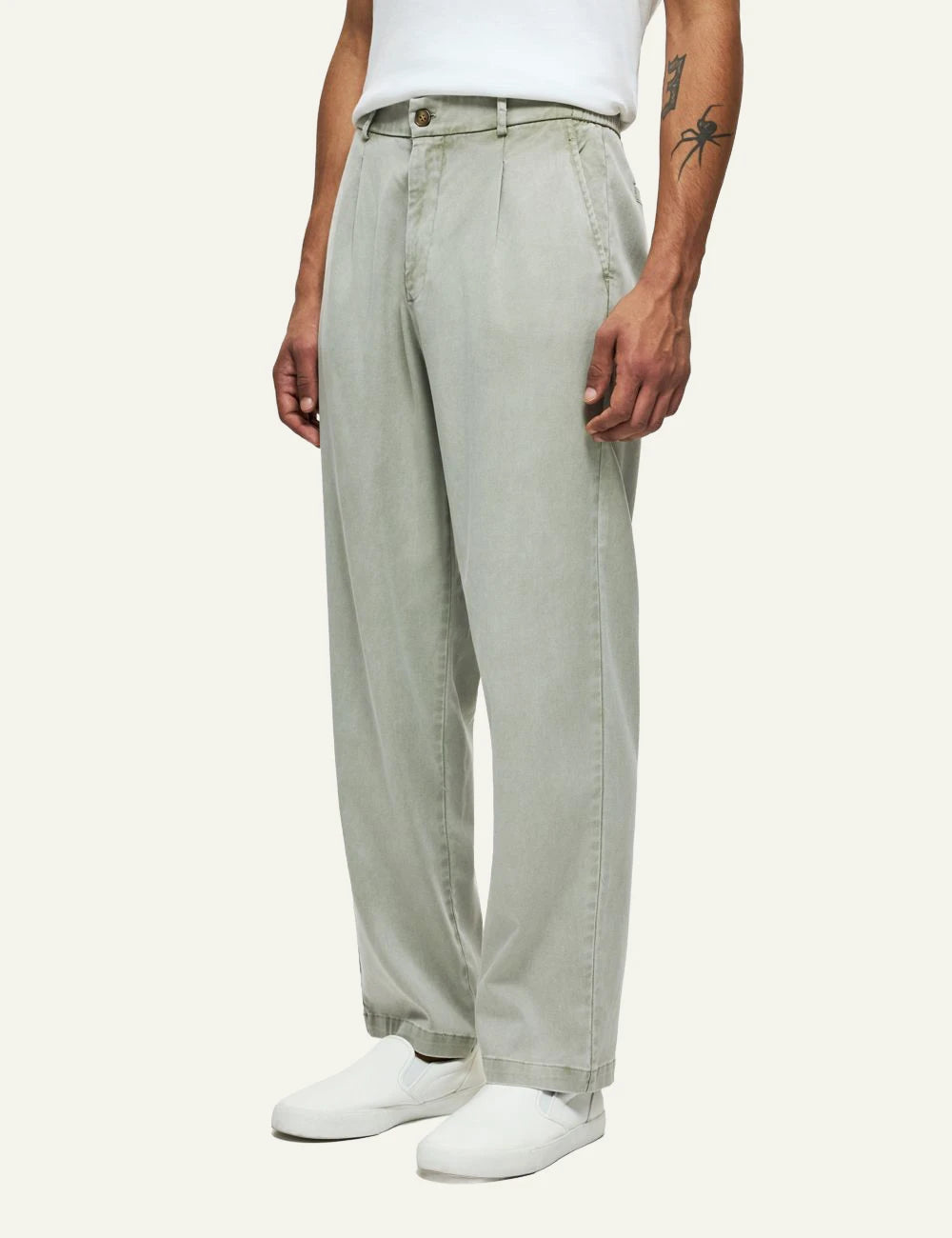 Dirty Laundry pleated pant vintage greige side look